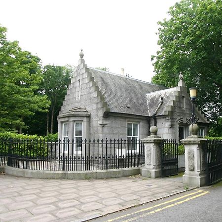 Historic Baronial Lodge With Parking, Aberdeen City Centre Экстерьер фото